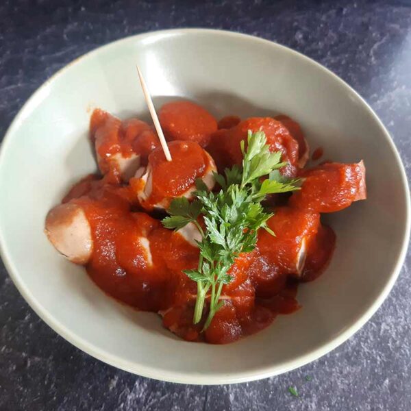 Weiße Putenbratwurst als Currywurst