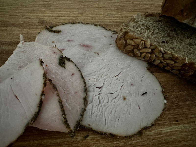 Putenschinken mit Kräuterrand