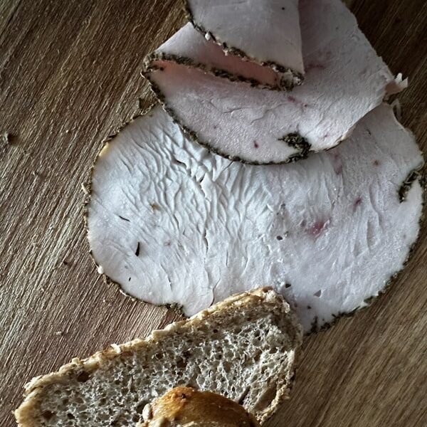 Putenschinken mit Kräuterrand