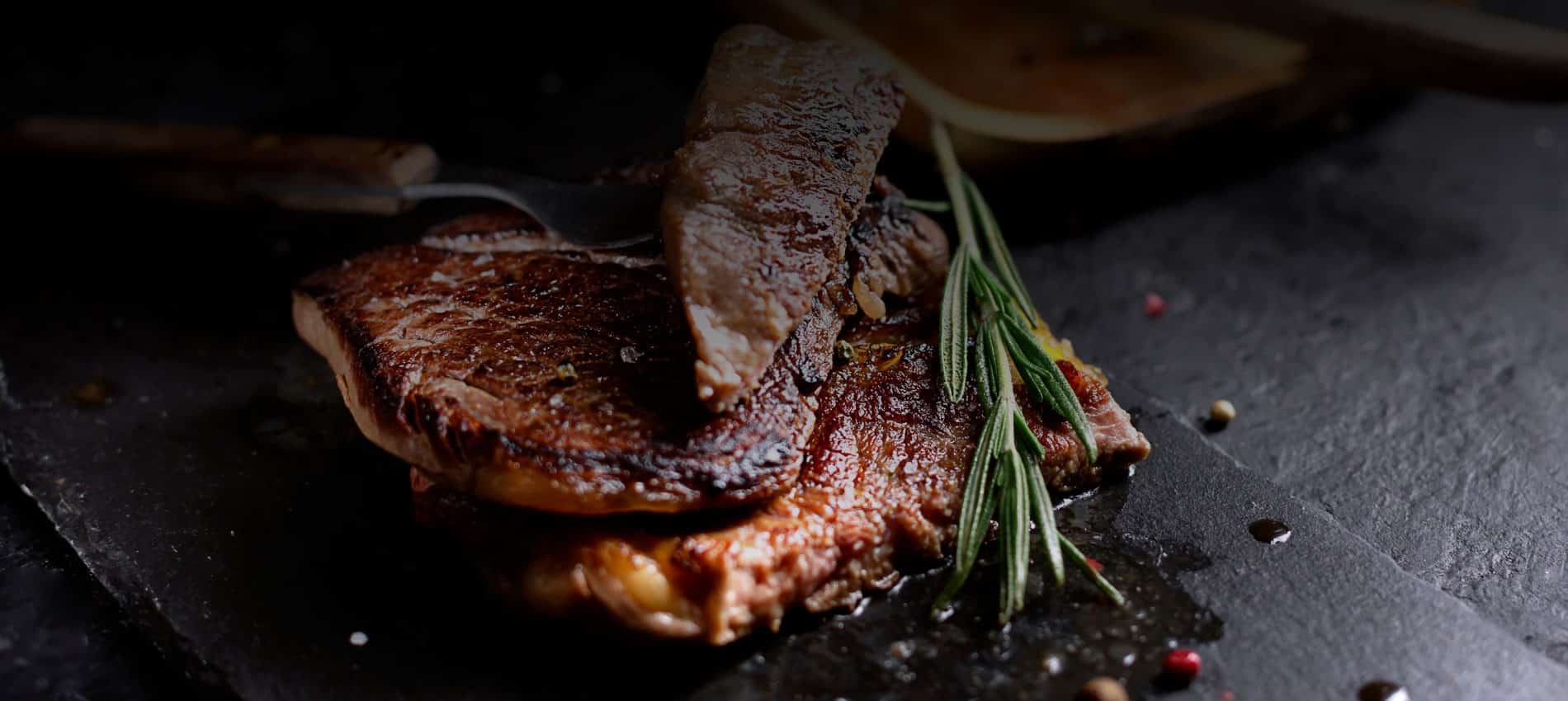 Hero BBQ • Home • Genieße feinste Geflügelspezialitäten aus natürlicher Tierhaltung direkt vom Hof! Von uns bekommst du alles, von Truthähnen über Putenbrust bis hin zu einer großen Auswahl an Geflügelwurst. Und das Beste daran: Der einzigartige Geschmack ist nicht nur Ihrem Gaumen ein Genuss, sondern auch Ihrem Gewissen, denn wir kombinieren tierfreundliche Stallungen mit Wintergärten. Putenmast und Schlachtung direkt auf dem Hof. So bekommst Du sensationellen Geschmack gepaart mit Tierwohl!